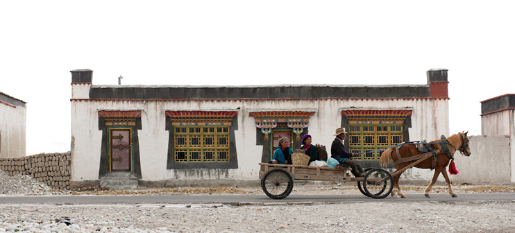 Horse and carriage in Tingri.